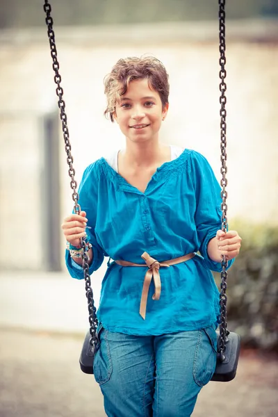 Jeune fille jouant sur la balançoire — Photo