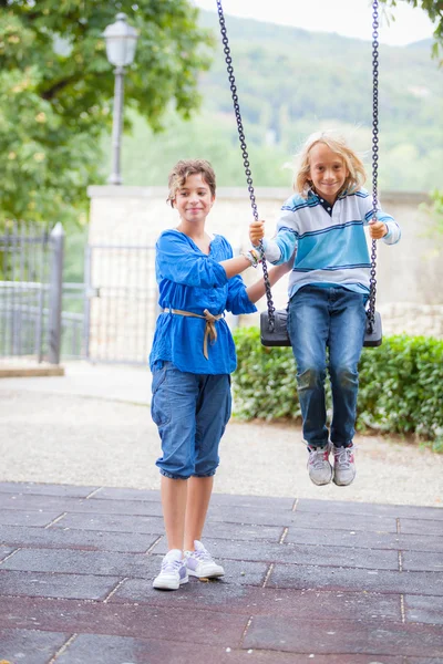 Kinder spielen auf der Schaukel — Stockfoto