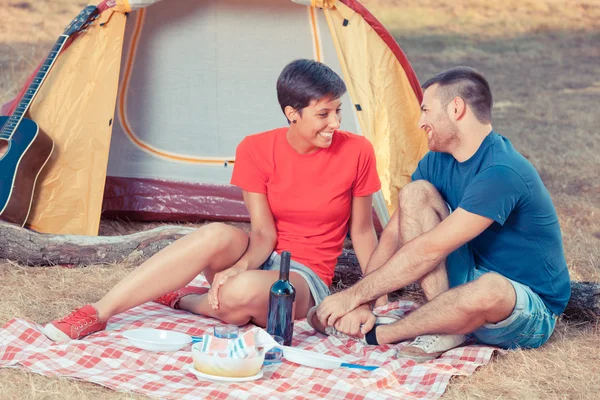 Ungt par camping — Stockfoto