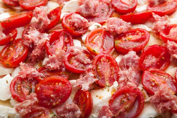 Καρυκεύματα για πίτσα: μοτσαρέλα, ντομάτα και λουκάνικα — Φωτογραφία Αρχείου