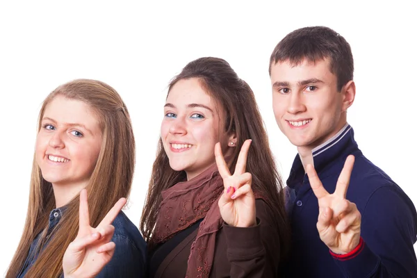 Estudiantes adolescentes haciendo señal de victoria o paz —  Fotos de Stock