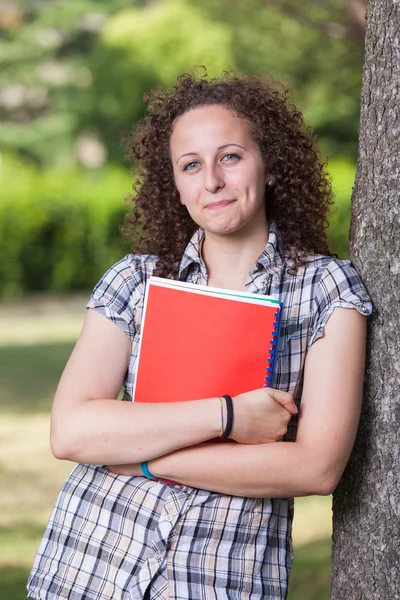 Mladá krásná studentka v parku — Stock fotografie