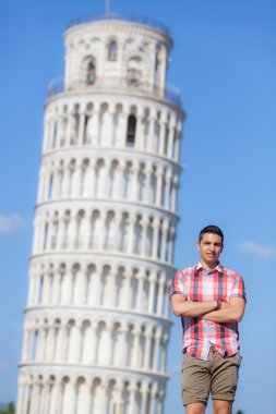 genç çocuk leaning tower Pisa ile poz