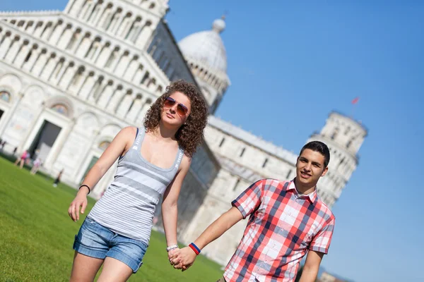 Pisa 'da Genç Bir İki Turist — Stok fotoğraf