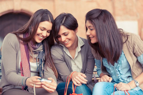 Drie vrouwen op zoek naar foto's in de camera — Stockfoto