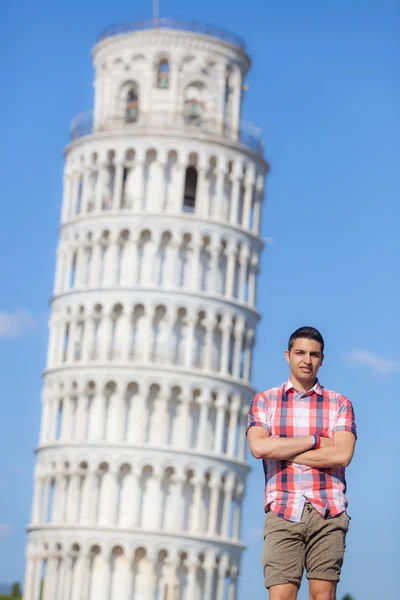 Jonge jongen poseren met scheve toren in pisa — Stockfoto