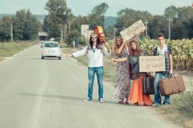kırsal yolda otostop hippi grubu