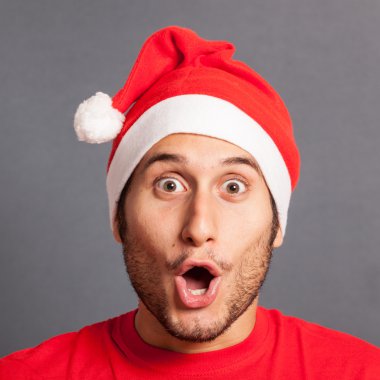 Noel Baba şapkası olan genç adam