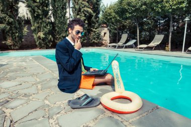 komik genç işadamı ile havuz yanında swimmingtrunks
