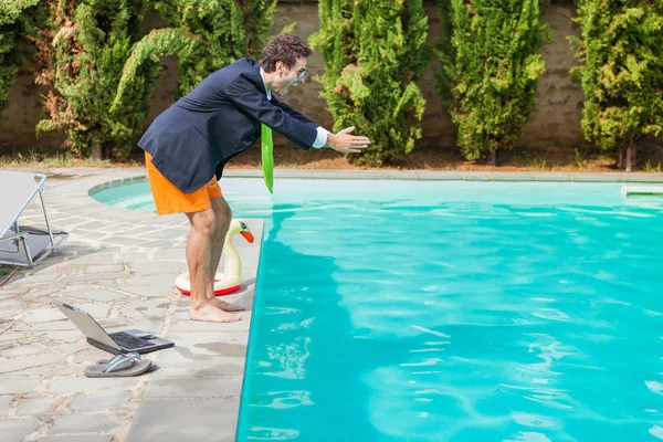 Śmieszne młody biznesmen z swimmingtrunks nurkowanie w poo — Zdjęcie stockowe
