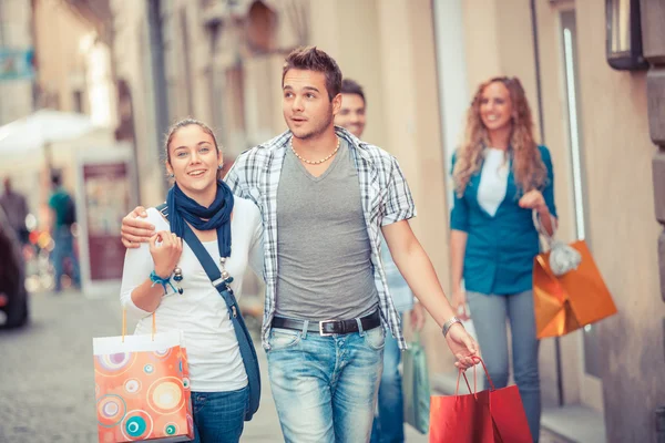 Grupo de amigos con bolsas de compras — Foto de Stock