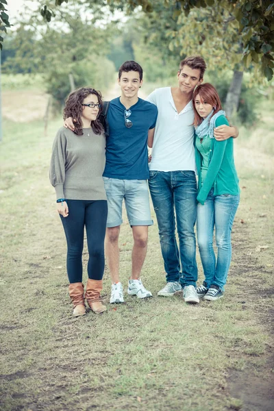 Grupp tonåriga vänner utomhus — Stockfoto