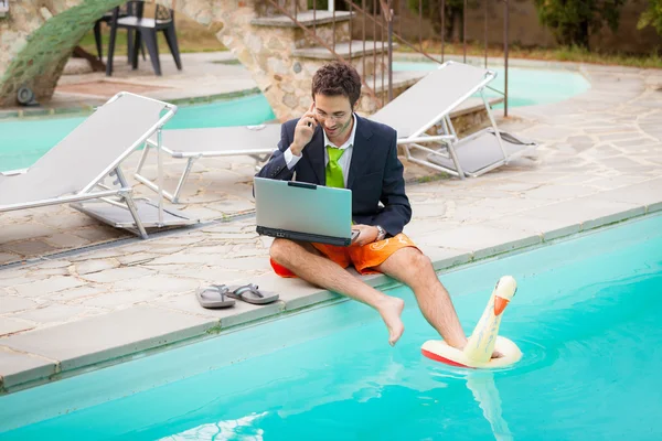 Joven empresario divertido con bañadorTrunks al lado de la piscina —  Fotos de Stock