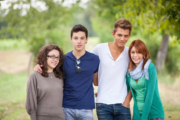 Группа друзей-подростков на открытом воздухе — стоковое фото