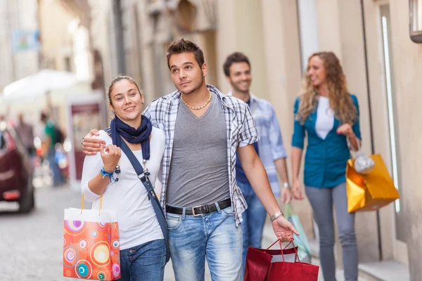 Groep vrienden met shopping tassen — Stockfoto