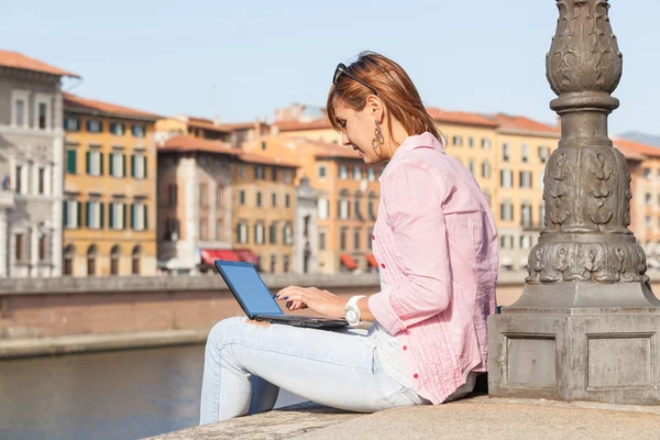 Schöne junge Frau mit Computer draußen — Stockfoto