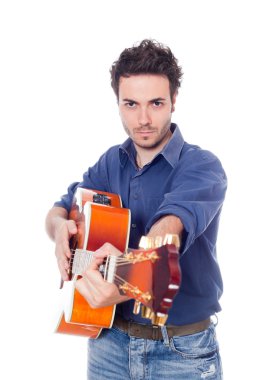 Gitar çalan genç adam