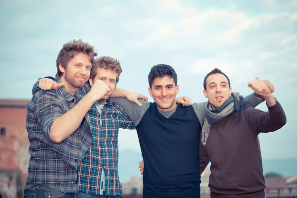 Feliz grupo de chicos fuera — Foto de Stock