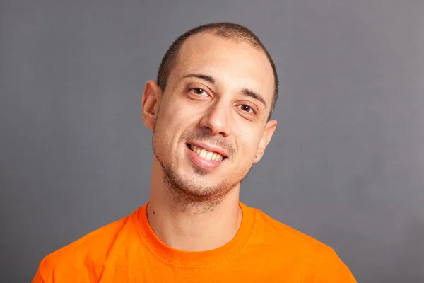 Retrato de hombre joven sobre fondo gris — Foto de Stock