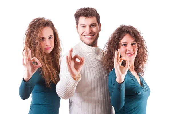 Drei glückliche Freunde zeigen ok Zeichen — Stockfoto