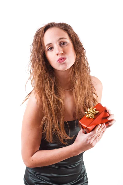 Giovane donna con un regalo rosso — Foto Stock