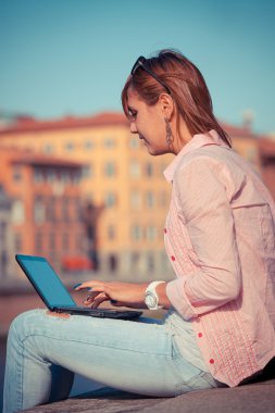 bilgisayar dışında olan güzel kadın