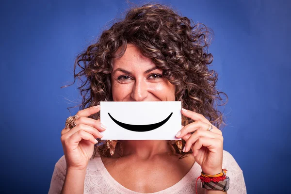 Mulher jovem com Smiley Emoticon — Fotografia de Stock