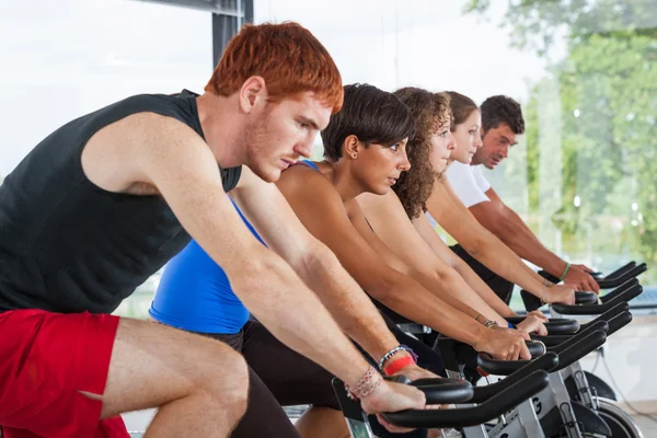 Grupp av cykling på gym — Stockfoto