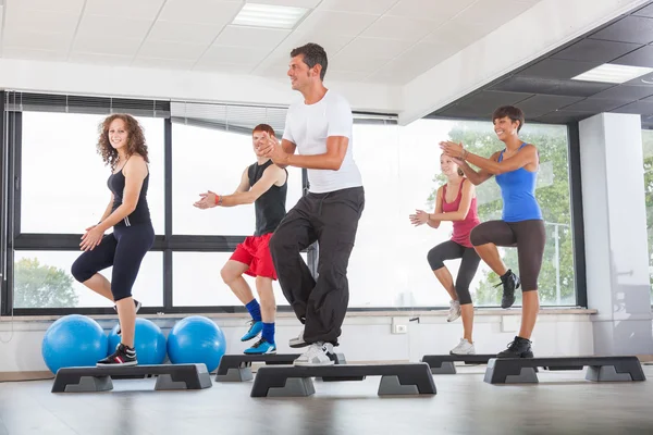 Aerobics klass i ett gym — Stockfoto