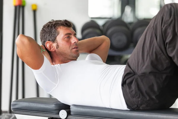 Человек делает упражнения для брюшной полости — стоковое фото