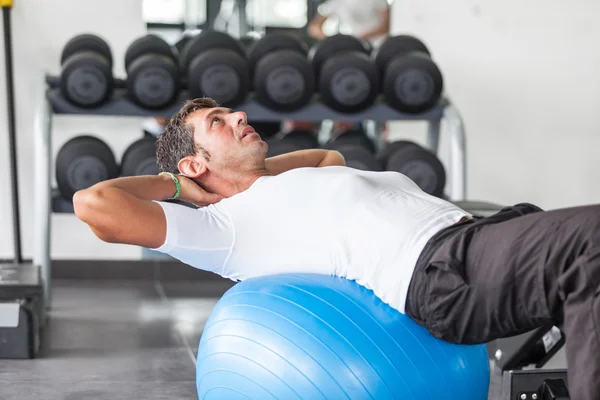 Homem fazendo exercícios para o abdômen — Fotografia de Stock