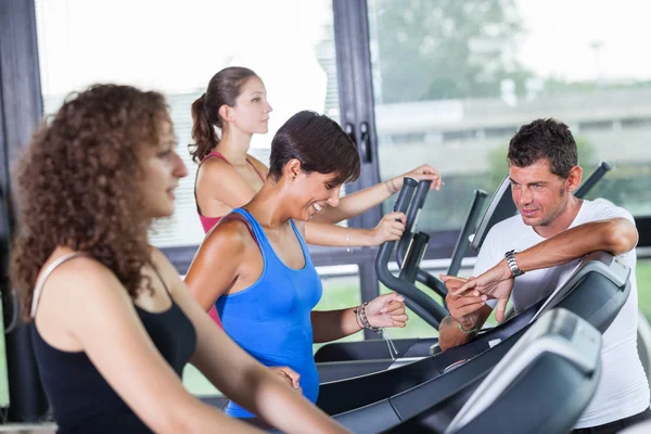 Kör på löpbandet på gymmet — Stockfoto