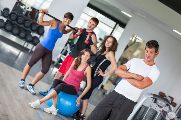 Gruppe im Fitnessstudio mit Trainer — Stockfoto