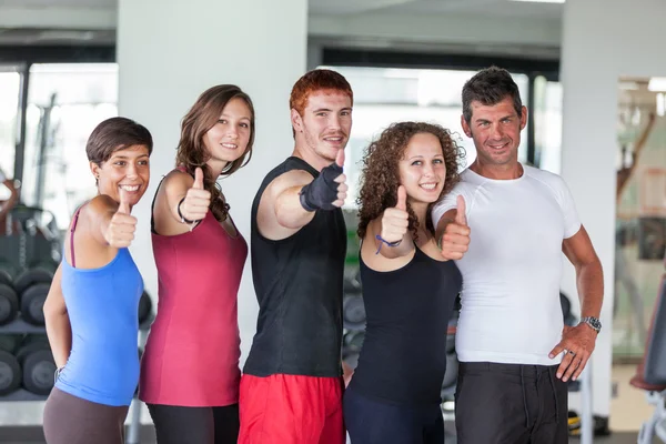 Gruppe im Fitnessstudio mit erhobenem Daumen — Stockfoto