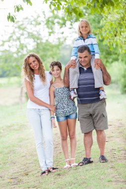 mutlu üç kuşak ailenin açık