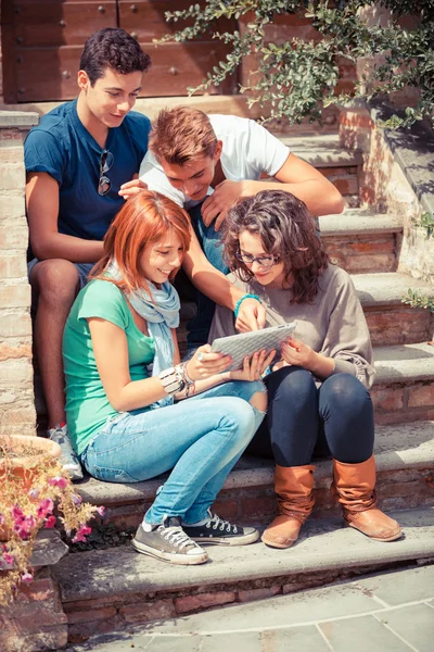 Gruppo di amici adolescenti con Tablet PC — Foto Stock