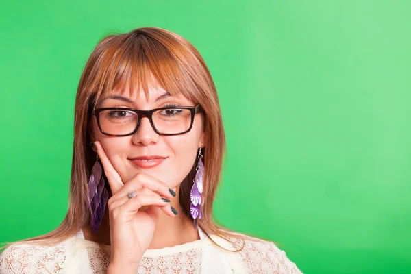 Mooie jonge vrouw op groene achtergrond — Stockfoto