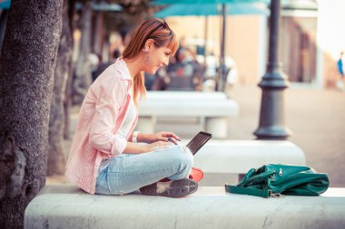bilgisayar dışında olan güzel kadın
