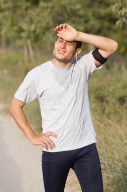 jogging sonra yorgun bir genç adam
