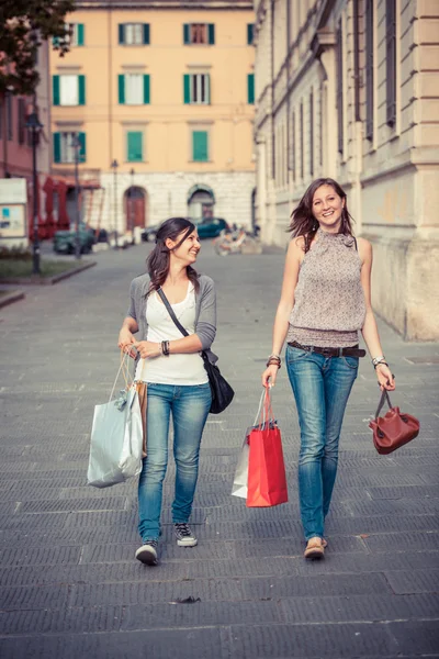 Paar Frauen mit Einkaufstüten — Stockfoto