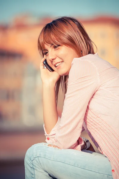 Bella giovane donna che parla sul cellulare — Foto Stock