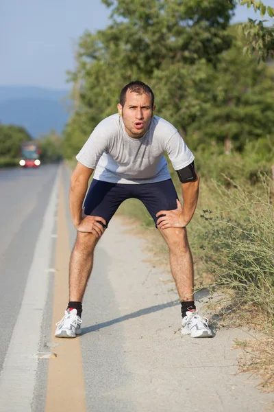 Trøtt ung mann etter jogging – stockfoto