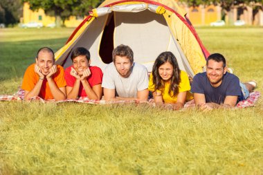 Genç üzerinde kamp zemin döşeme