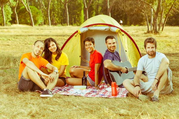 Grupo de Camping y Canto —  Fotos de Stock