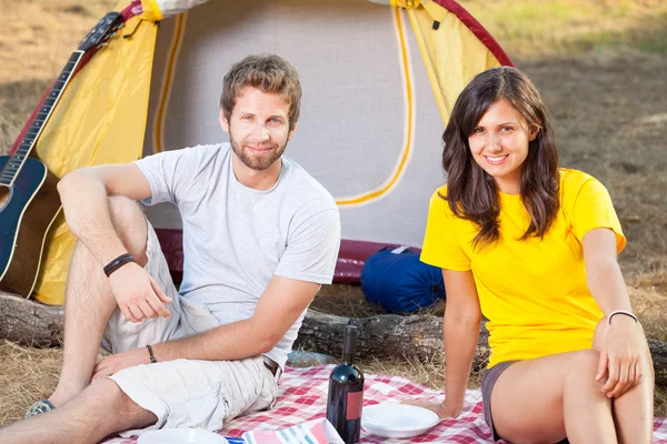 Casal jovem camping — Fotografia de Stock