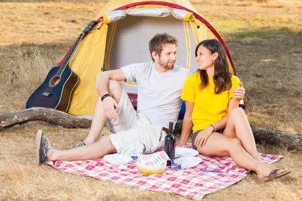 Jeune couple camping — Photo