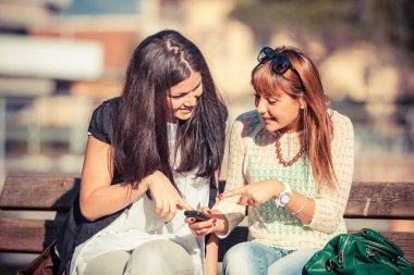 iki genç kadın ile hareket eden telefon