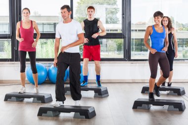 bir spor salonunda aerobik sınıfı