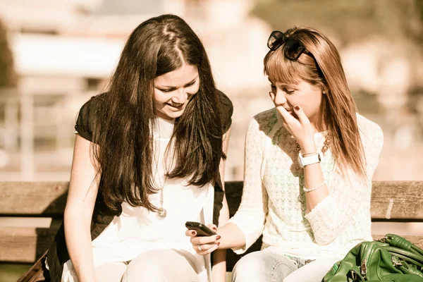 Duas jovens mulheres com telefone móvel — Fotografia de Stock