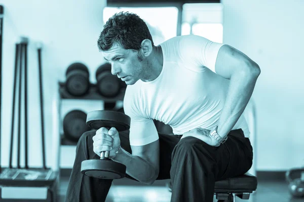 Muž tréninků v tělocvičně — Stock fotografie